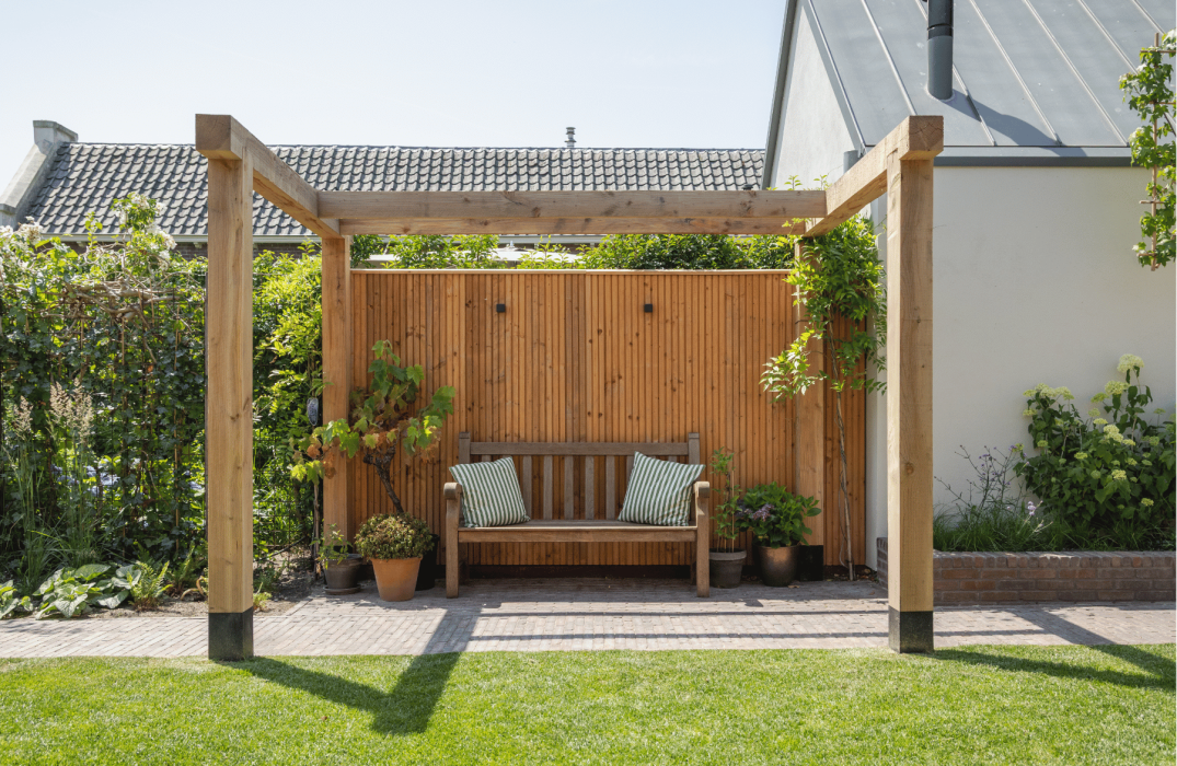 Houten pergola met rustgevend zitplekje in achtertuin