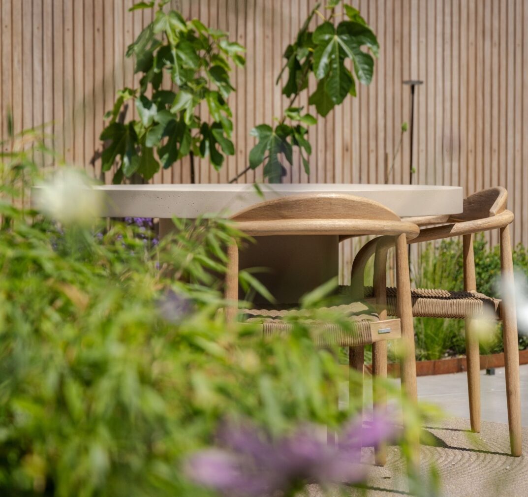 Zicht door de beplanting richting de zithoek