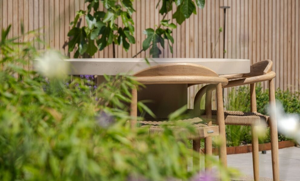 Zicht door de beplanting richting de zithoek