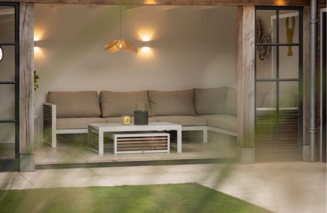 buitenaanzicht-overdekte-zithoek-verhoogd-terras-hoekbank-salontafel-verlichting