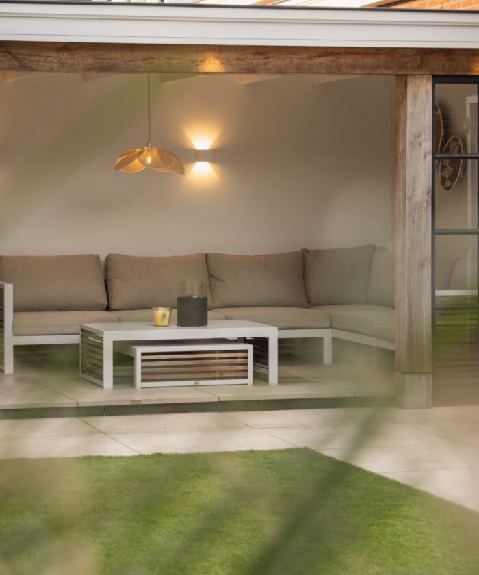 buitenaanzicht-overdekte-zithoek-verhoogd-terras-hoekbank-salontafel-verlichting